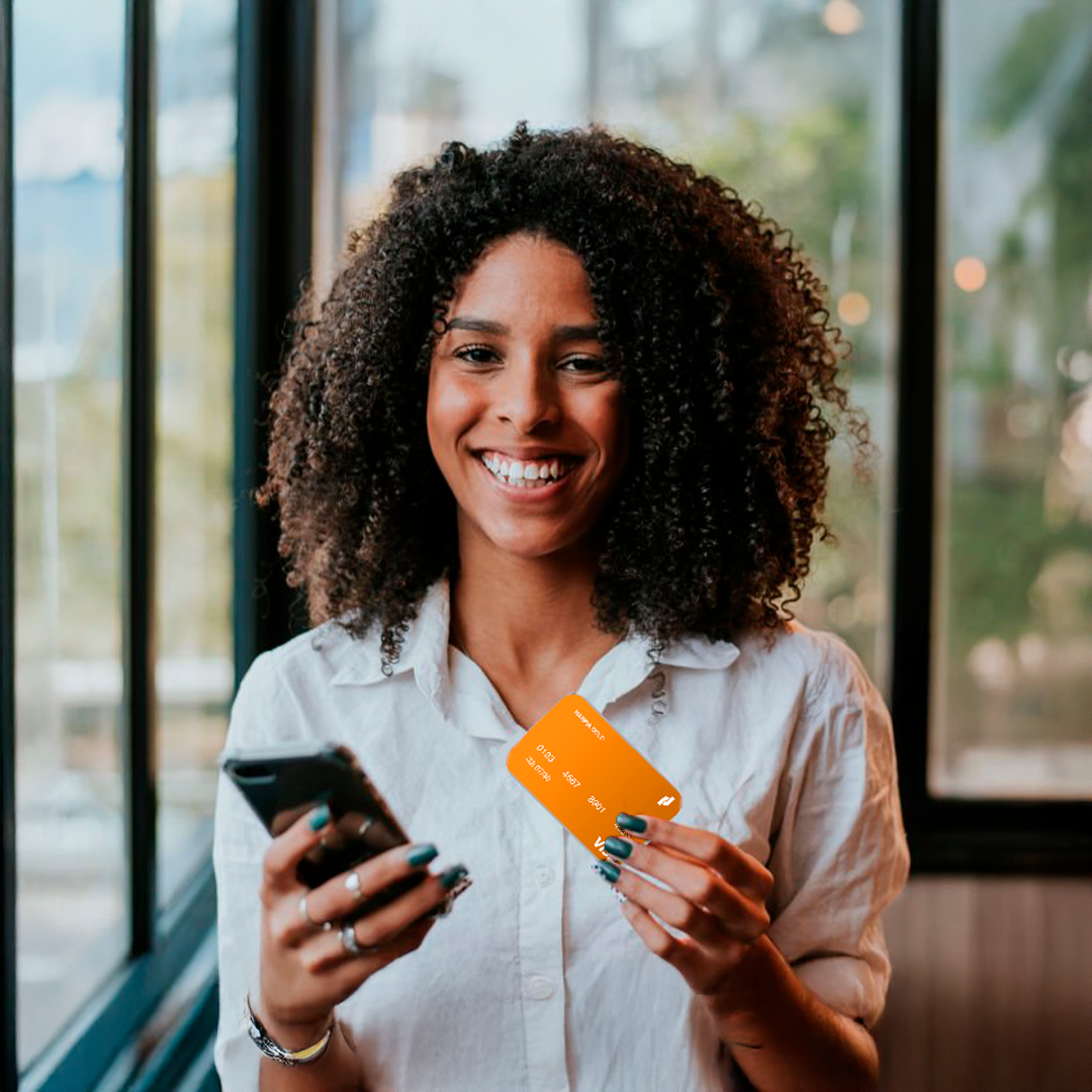Consultora sorrindo com celular e cartão